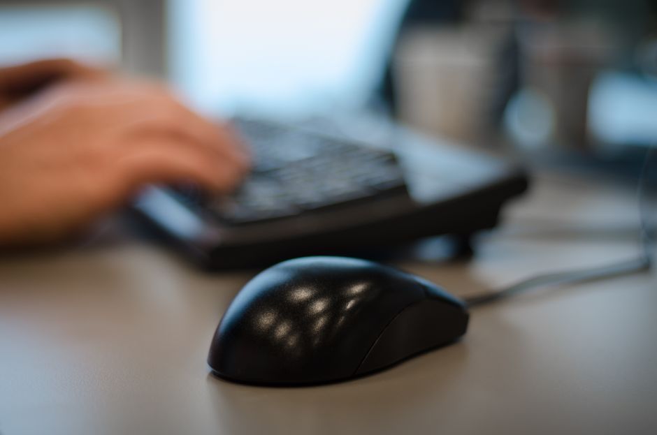 Mains sur un clavier et une souris
