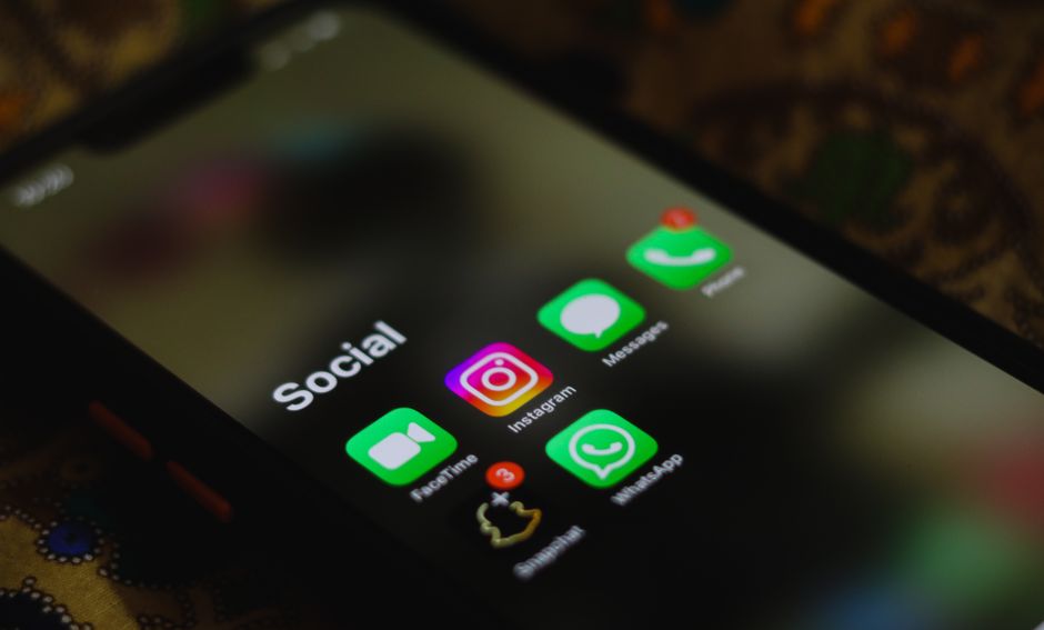 Smartphone affichant une application de réseau social