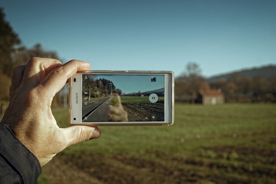 Smartphone utilisé pour photographier un produit