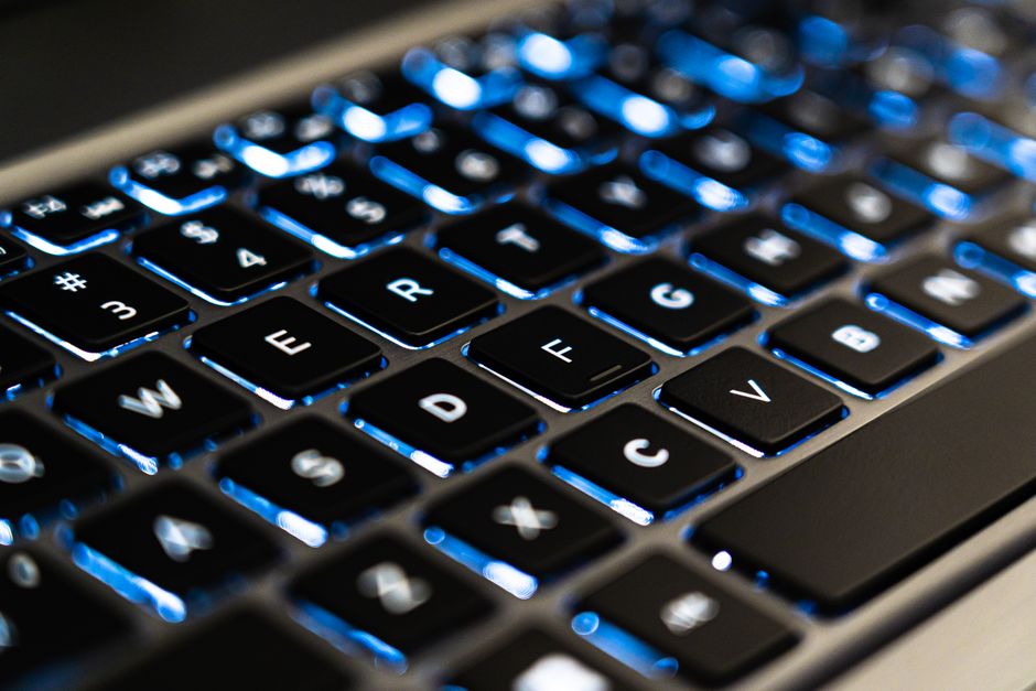 Gros plan sur un clavier AZERTY