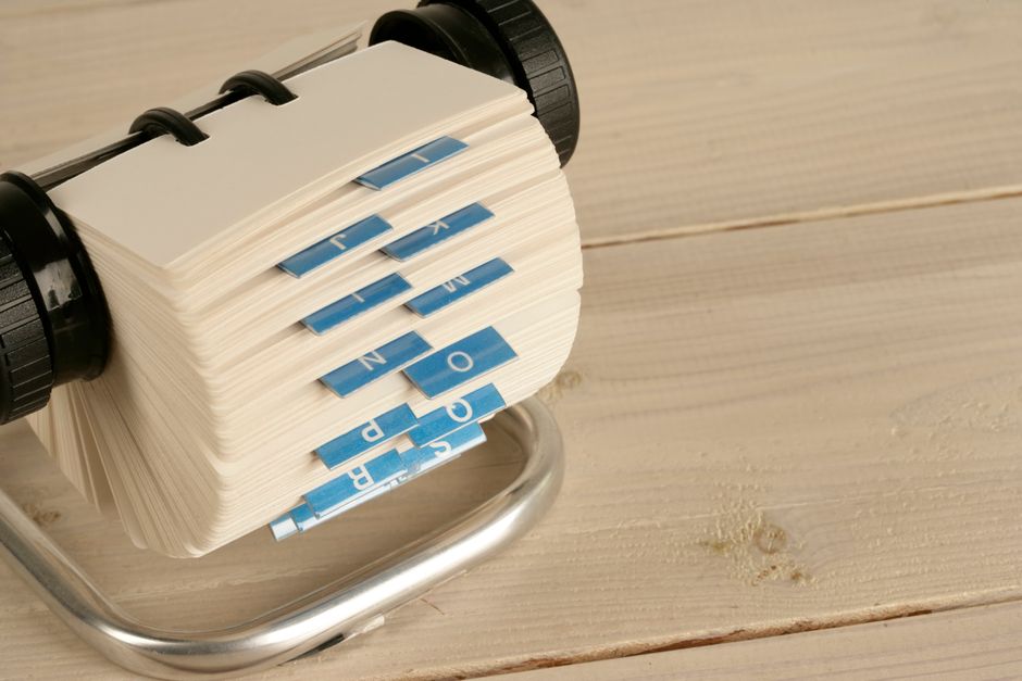 Classeurs et dossiers d'archives dans un bureau