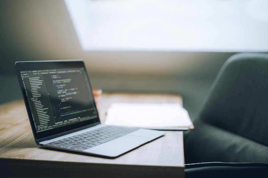 Ordinateur portable Mac sur un bureau professionnel