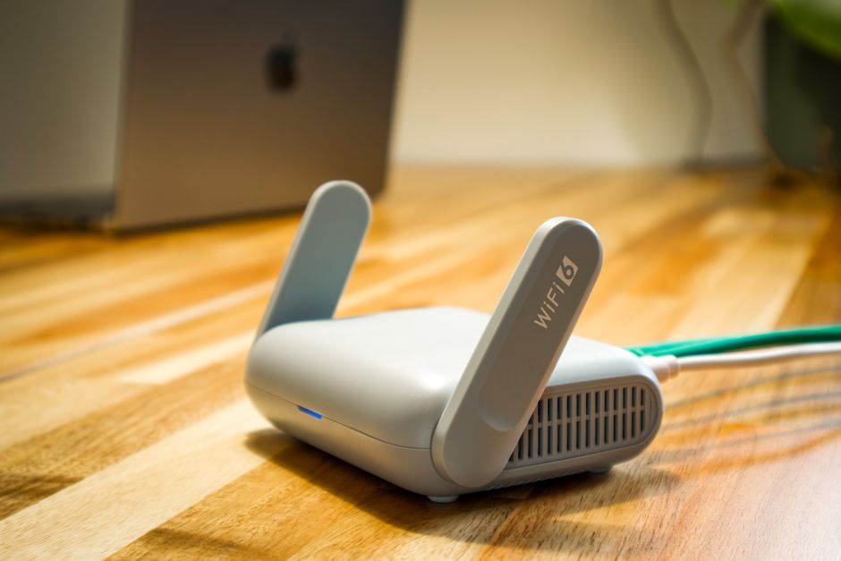 Routeur Wi-Fi professionnel installé au bureau