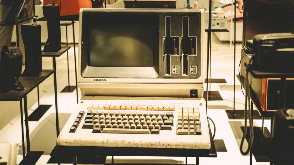 Ancien ordinateur de bureau des années 2000